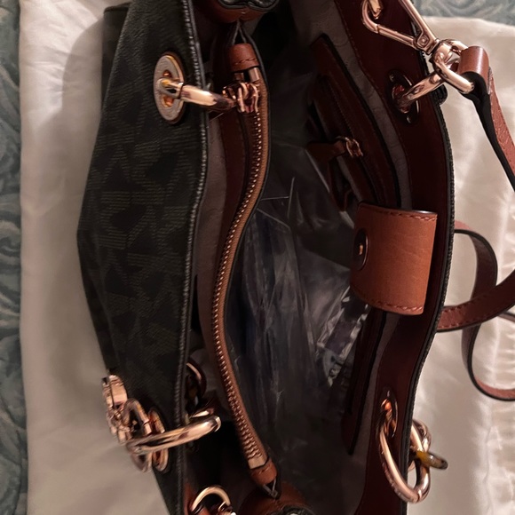 MK Purse 👜 I used it once. - Picture 4 of 5